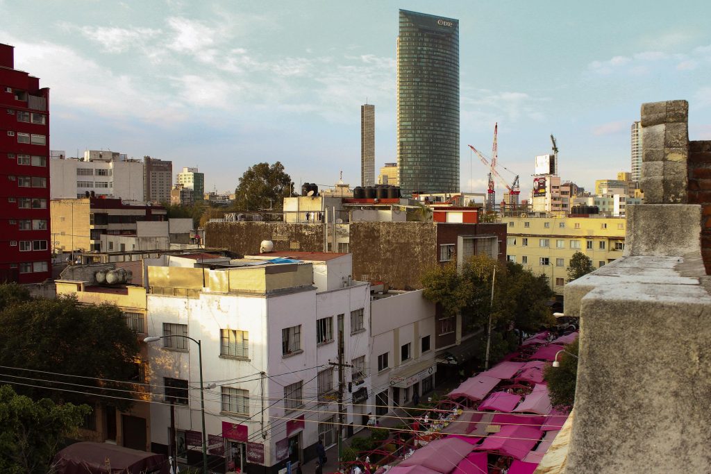 8M.- Tres artistas urbanas decoran un tren y la estación de Metro